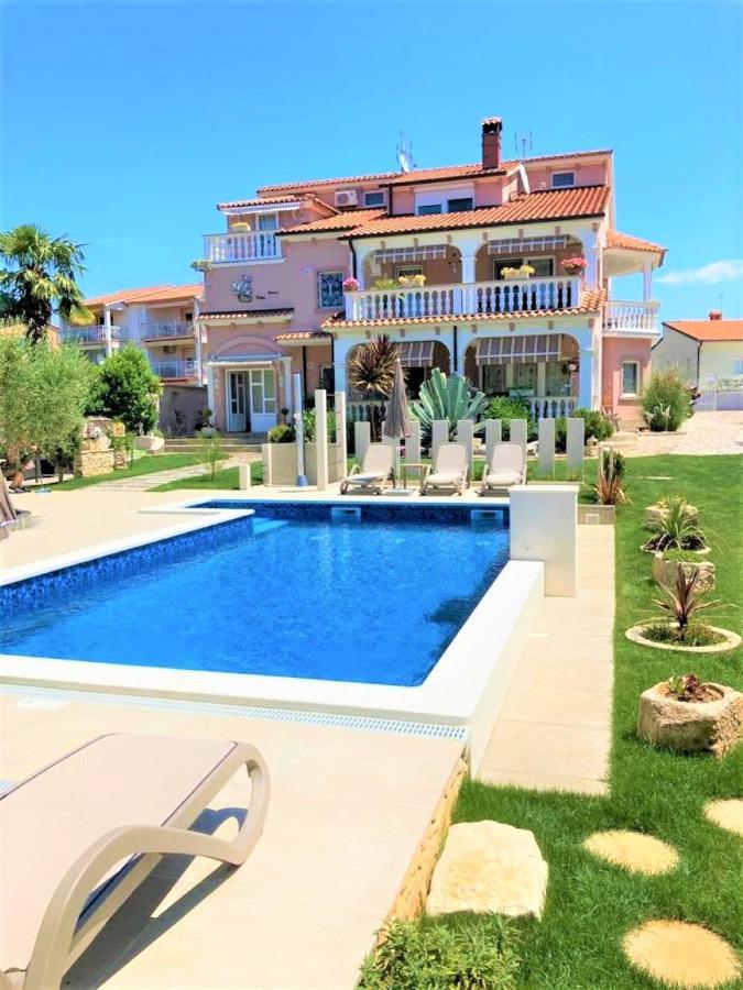 Apartment Villa Engel With Pool Porec Exterior photo